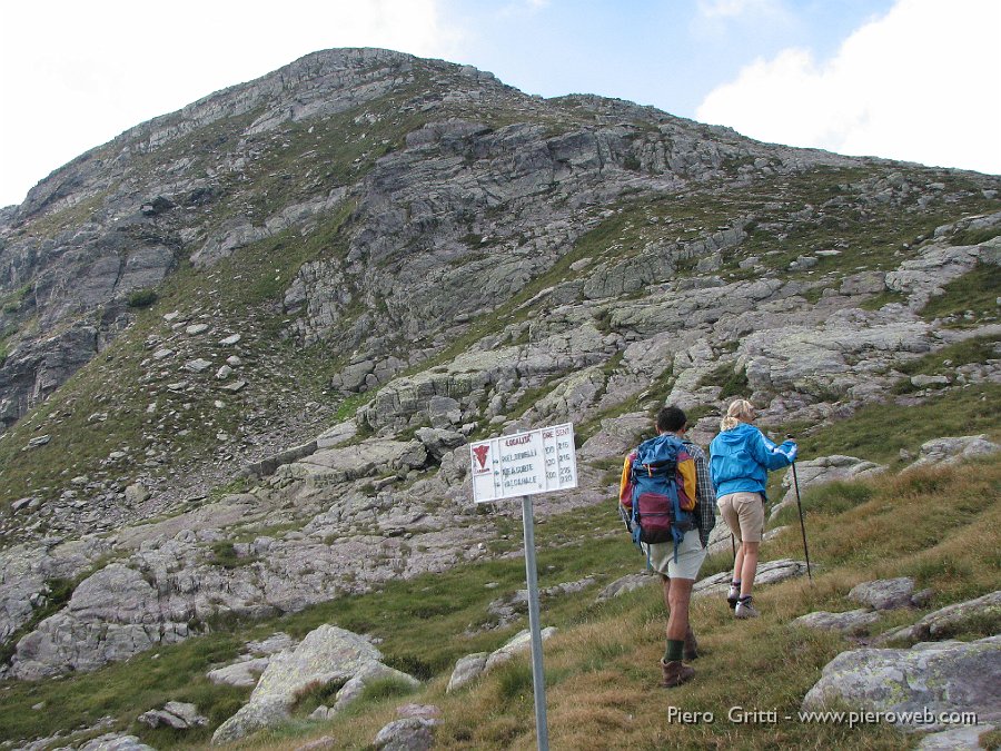 cimagpII 033.jpg - Imbocchiamo il sentiero per salire alla croce di  Cima Giovanni Paolo II